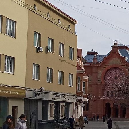 Затишна Двокімнатна Квартира В Самому Серці Ужгорода อุชโฮรอด ภายนอก รูปภาพ